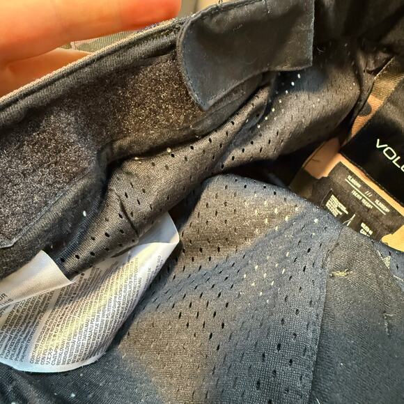 Volcom Women's Snow Pants Ski Mountain Waterproof Camo Pink Brown Medium - Picture 11 of 11